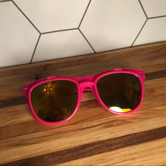 ❤️‍🔥 Funky Pink flip up mirrored sunglasses - Picture 2 of 2